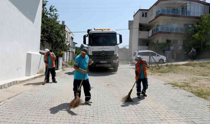 Kuşadası’nda Cadde Ve Sokaklar Temizlendi