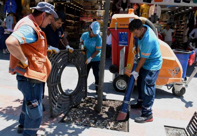 Kuşadası’nda Cadde Ve Sokaklar Temizlendi