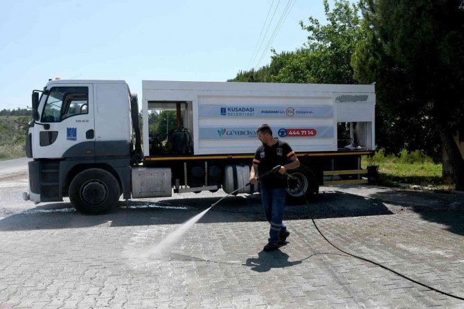 Kuşadası’nda Cadde Ve Sokaklar Temizlendi