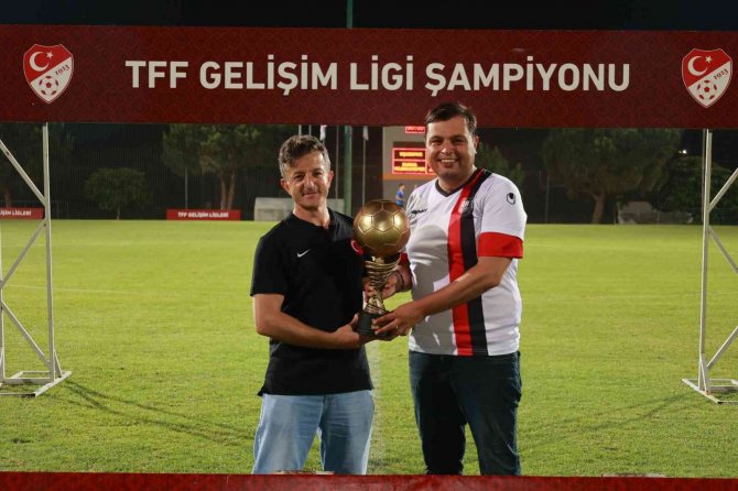 Gelişim Ligi U-17 Şampiyonu Uşakspor
