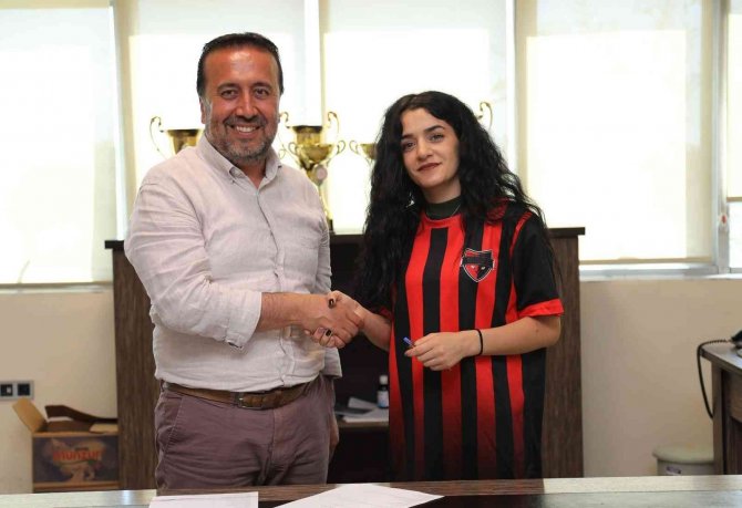 Kırmızı Siyahlılar 2 Genç Yeteneği Renklerine Bağladı