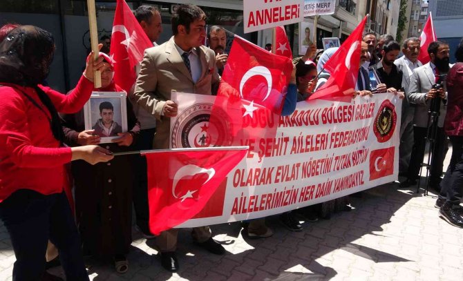 Hdp Yine Müzikle Annelerin Sesini Bastırmaya Çalıştı