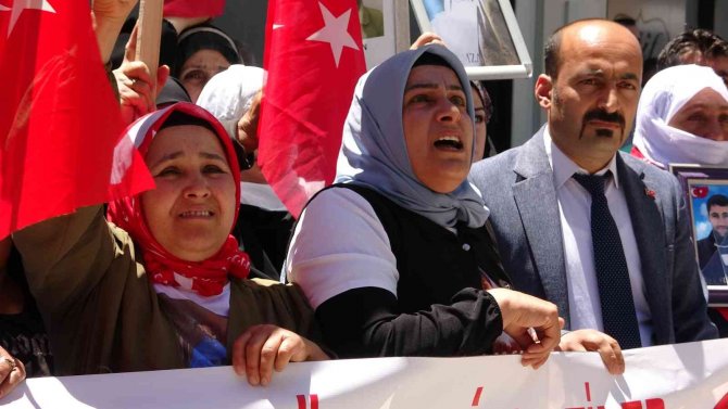 Hdp Yine Müzikle Annelerin Sesini Bastırmaya Çalıştı