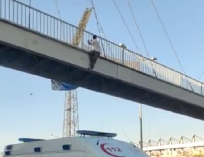 Üst Geçide Çıkan Şahıs İkna Edildi