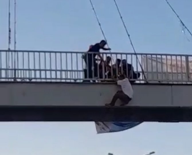Üst Geçide Çıkan Şahıs İkna Edildi