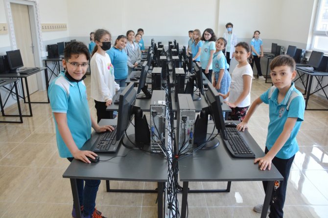Öğrencilere Karne Hediyesi: 33 Bilgisayar Laboratuvarı