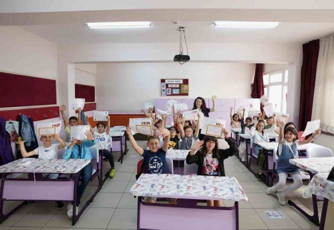 Ankara’da Öğrenciler Karne Heyecanı Yaşadı