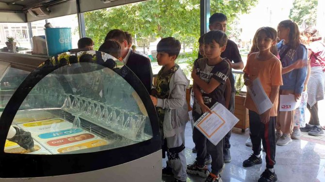 Karnesini Getiren Tüm Öğrencilere Dondurma Ve Pamuk Şekeri