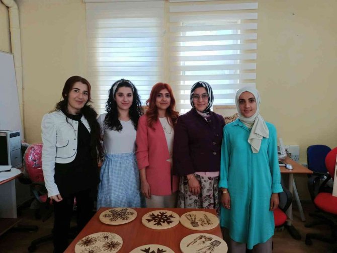 Adilcevaz’da Ahşap Yakma Sanatı İlgi Görüyor