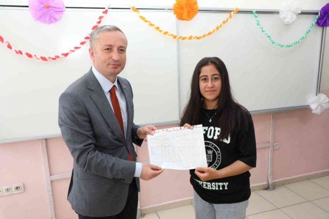 Ağrı’da Öğrencilerin Karne Heyecanı