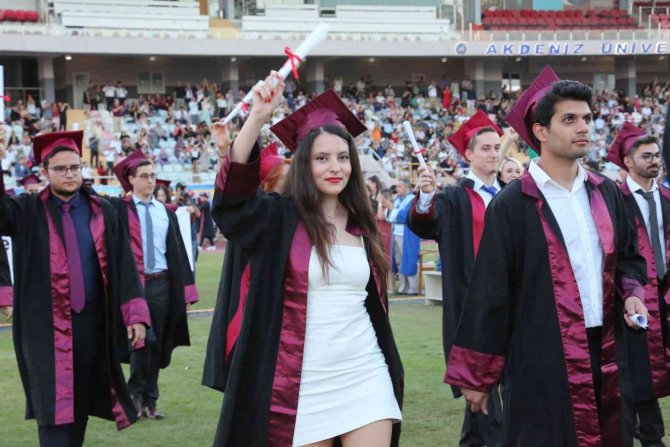 Akdeniz Üniversitesi Tıp Fakültesi’nden 438 Hekim Mezun Oldu