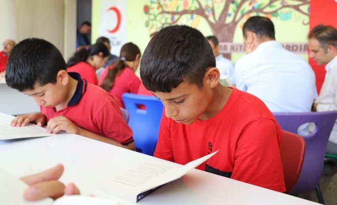 Alaşehir Kızılay’dan Okul Kütüphanesine Bağış