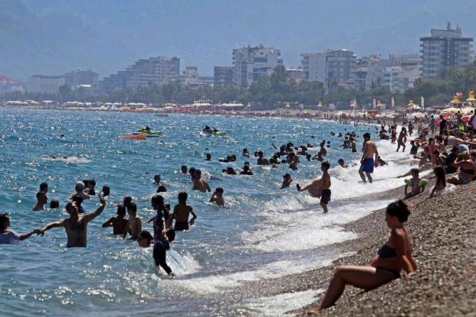 Karnesini Alan Denize Koştu, Dünyaca Ünlü Sahil Çocuklarla Doldu