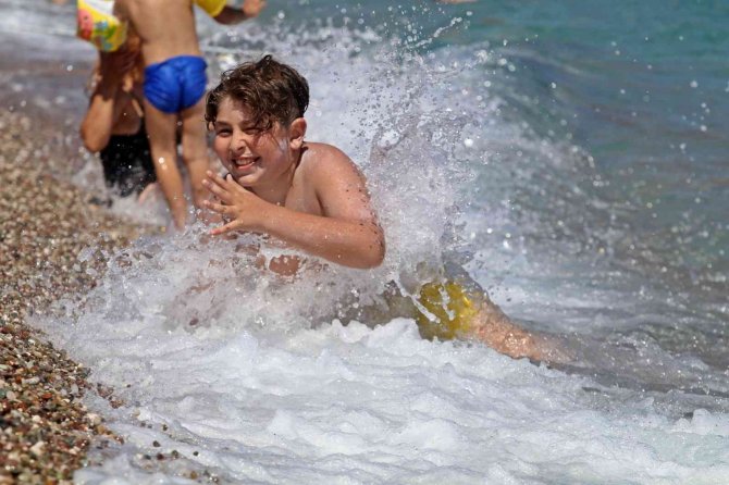 Karnesini Alan Denize Koştu, Dünyaca Ünlü Sahil Çocuklarla Doldu