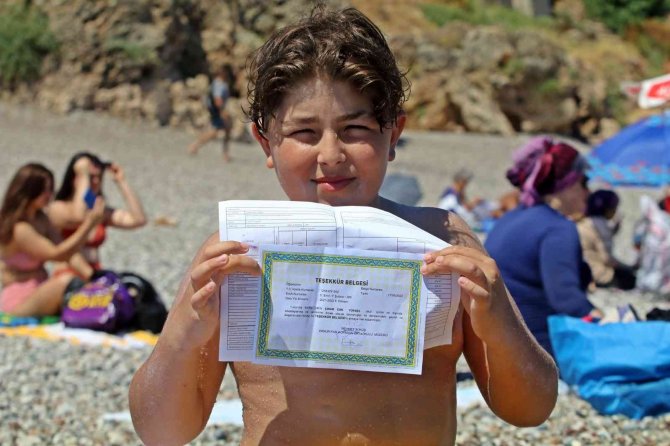 Karnesini Alan Denize Koştu, Dünyaca Ünlü Sahil Çocuklarla Doldu