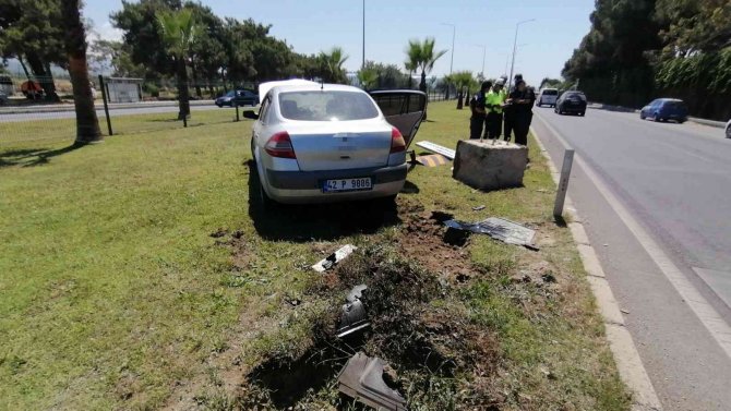 Refüjdeki Beton Kütleye Çarpan Otomobil Hurdaya Döndü: 4 Yaralı
