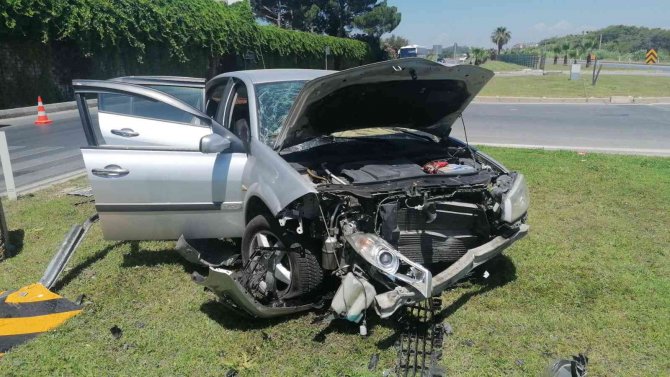 Refüjdeki Beton Kütleye Çarpan Otomobil Hurdaya Döndü: 4 Yaralı