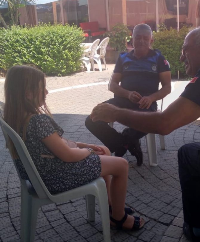 Antalya’da Pazarda Kaybolan İ̇ngiliz Kız Çocuğu Ailesine Teslim Edildi