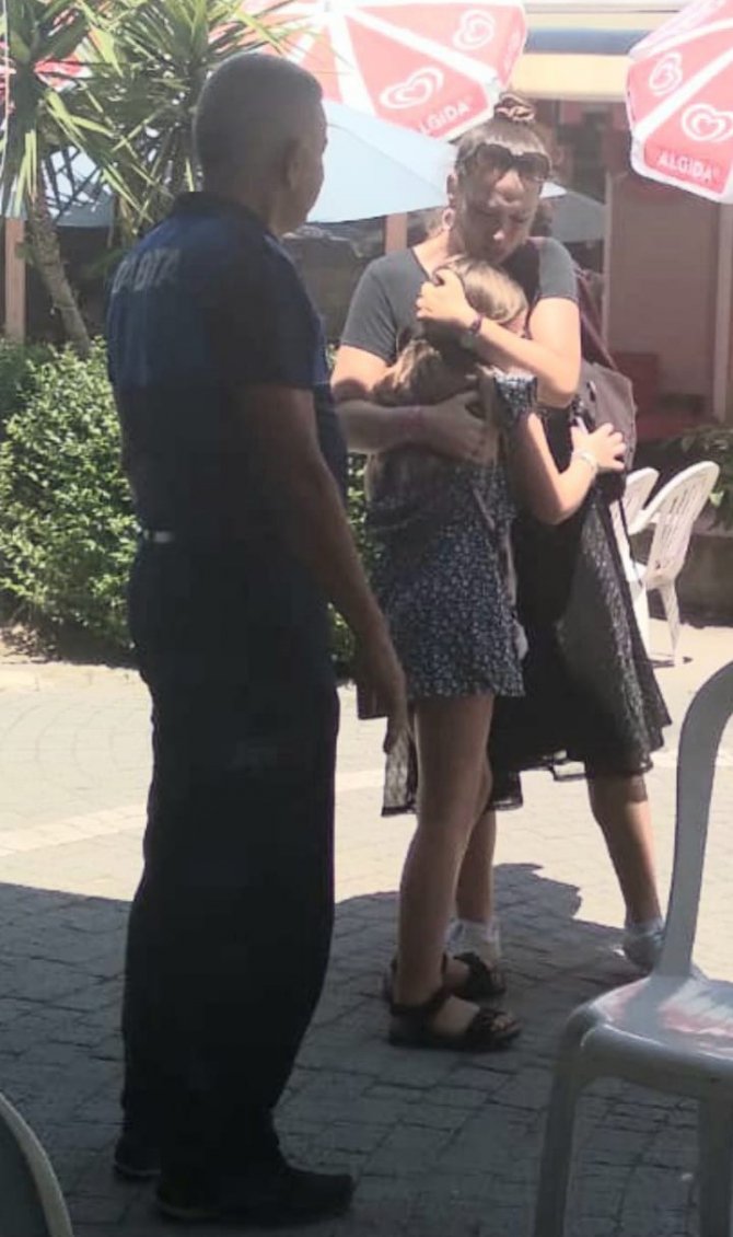 Antalya’da Pazarda Kaybolan İ̇ngiliz Kız Çocuğu Ailesine Teslim Edildi