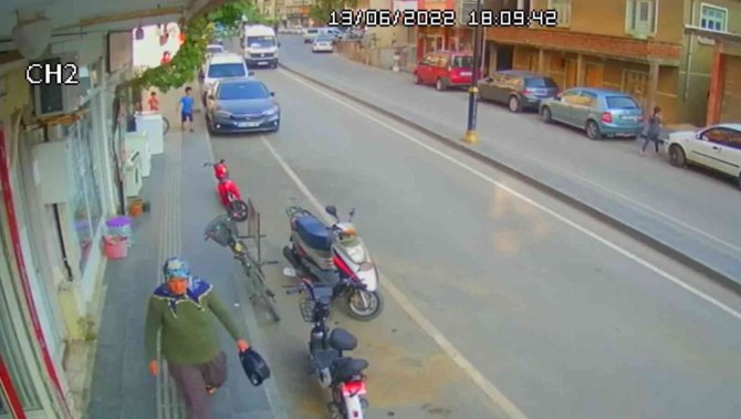 Herkesin Yüreği Ağzına Geldi, Sürücünün Refleksi Küçük Çocuğun Hayatını Kurtardı