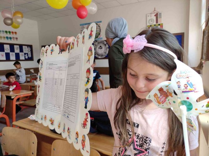 Ardahan’da Öğrencilerin Karne Heyecanı
