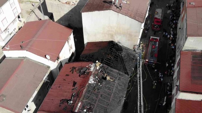 Arnavutköy’de 3 Katlı Binada Korkutan Yangın