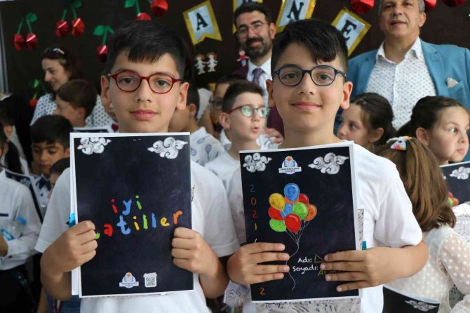 Aynı Okulda 17 İkiz Karne Aldı