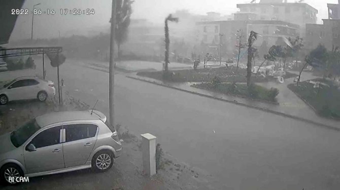 İ̇ncirliova’daki Fırtınanın Gücü Güvenlik Kamerasına Yansıdı