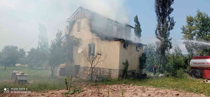 Bahçesindeki Şömineyi Yakayım Derken 2 Katlı Evi Yandı