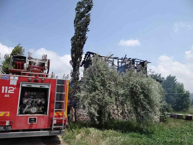 Bahçesindeki Şömineyi Yakayım Derken 2 Katlı Evi Yandı