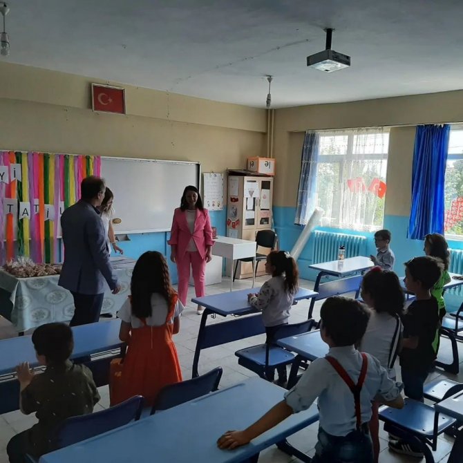 Başkan Tekin Öğrencilerin Karne Heyecanına Ortak Oldu