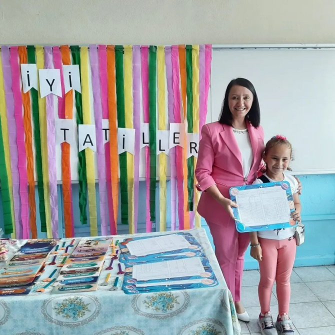 Başkan Tekin Öğrencilerin Karne Heyecanına Ortak Oldu