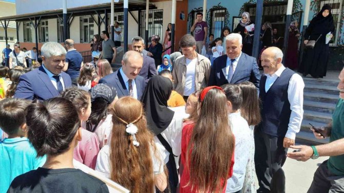 Bayburt’ta Öğrenciler Düzenlenen Törenle Karnelerine Kavuştu