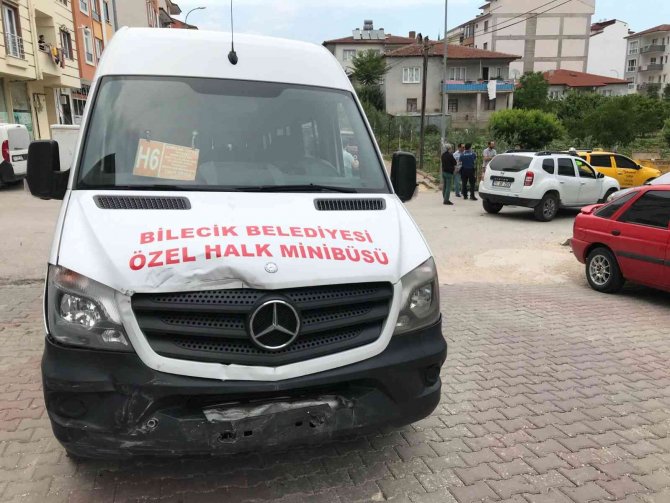 Bilecik’te Minibüs İle Otomobilin Çarpıştı, 1 Kişi Yaralandı