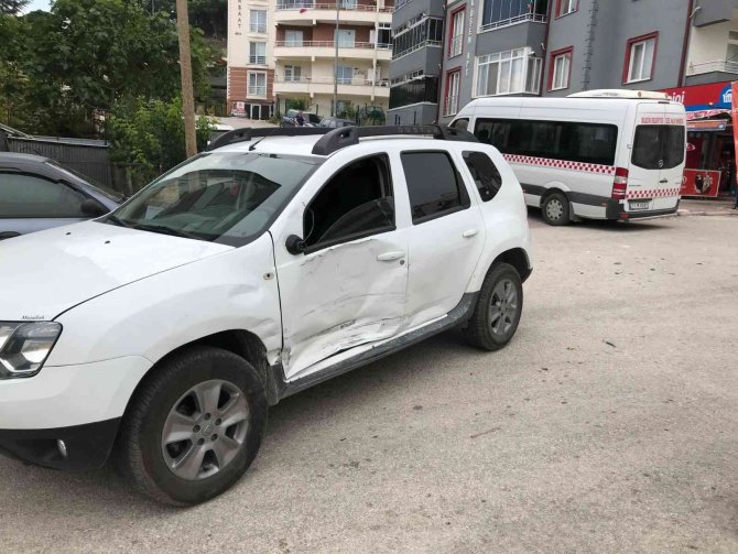 Bilecik’te Minibüs İle Otomobilin Çarpıştı, 1 Kişi Yaralandı
