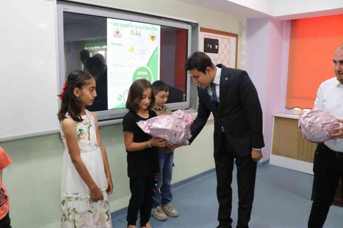 Atık Malzemeleri Geri Dönüşüme Kazandıran Öğrencilere Ödülleri Verildi