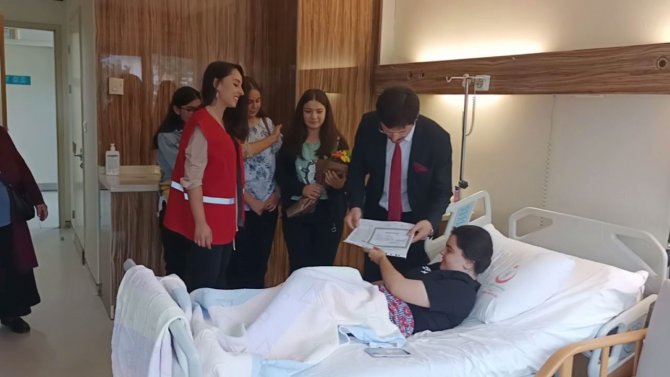 Ameliyat Olan Öğrenciye Hastanede Karne Töreni