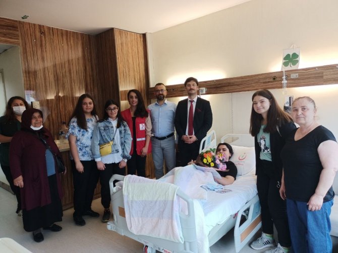 Ameliyat Olan Öğrenciye Hastanede Karne Töreni