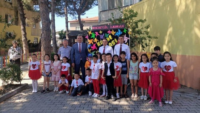 Burhaniye’de Öğrencilerin Karne Sevinci