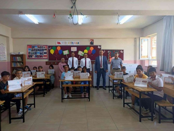 Burhaniye’de Öğrencilerin Karne Sevinci