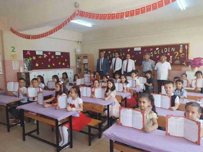 Burhaniye’de Öğrencilerin Karne Sevinci