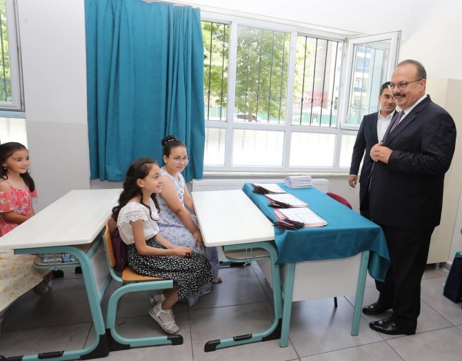 Bursa’da Öğrencilerin Karne Coşkusu