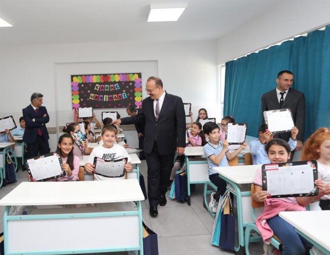 Bursa’da Öğrencilerin Karne Coşkusu