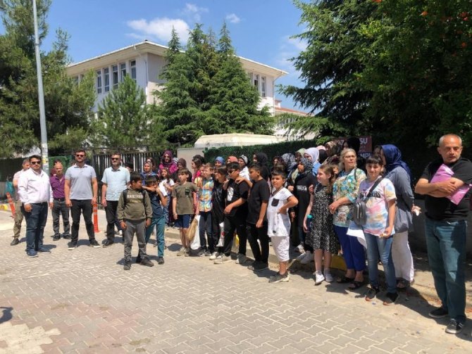 Dansöz Olayı Sonrası Açığa Alınan Müdüre Velilerden Destek