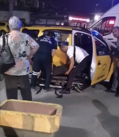 Takside Kalp Krizi Geçiren Kişinin Yardımına Çevredekiler Koştu