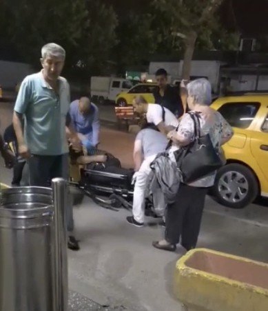 Takside Kalp Krizi Geçiren Kişinin Yardımına Çevredekiler Koştu