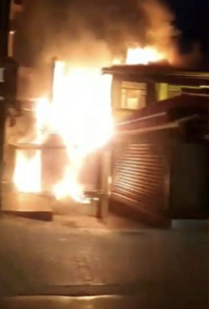 Bursa’da Tarihi Bina Alev Alev Yandı