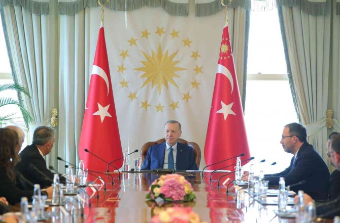 Cumhurbaşkanı Erdoğan, Beşiktaş Kulübü Başkanı Ve Yönetim Kurulu Üyelerini Kabul Etti