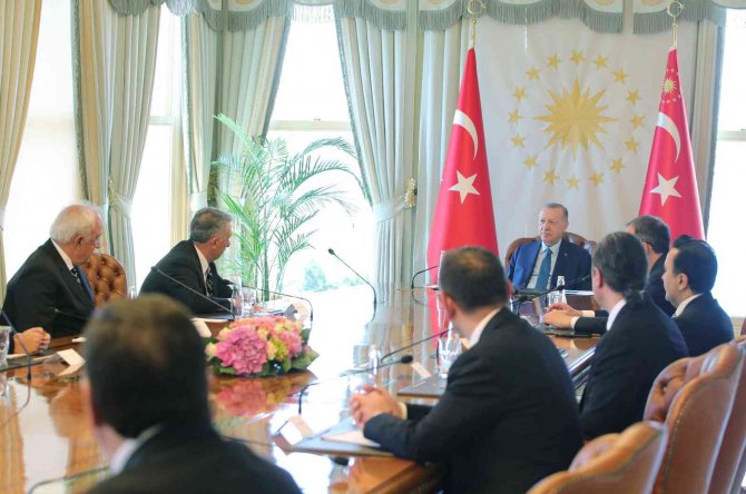 Cumhurbaşkanı Erdoğan, Beşiktaş Kulübü Başkanı Ve Yönetim Kurulu Üyelerini Kabul Etti