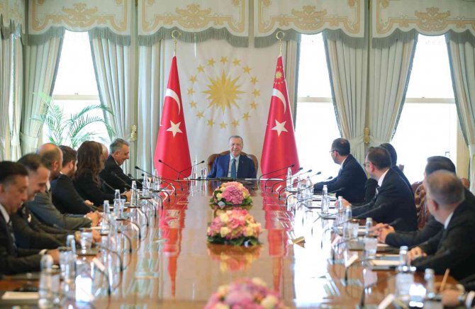 Cumhurbaşkanı Erdoğan, Beşiktaş Kulübü Başkanı Ve Yönetim Kurulu Üyelerini Kabul Etti
